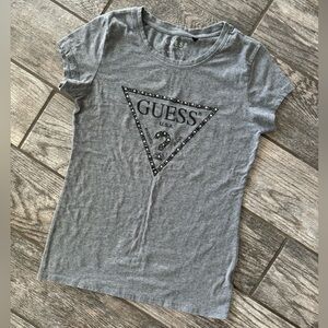 Guess logo graphic embellished sequin t-shirt top 🐰